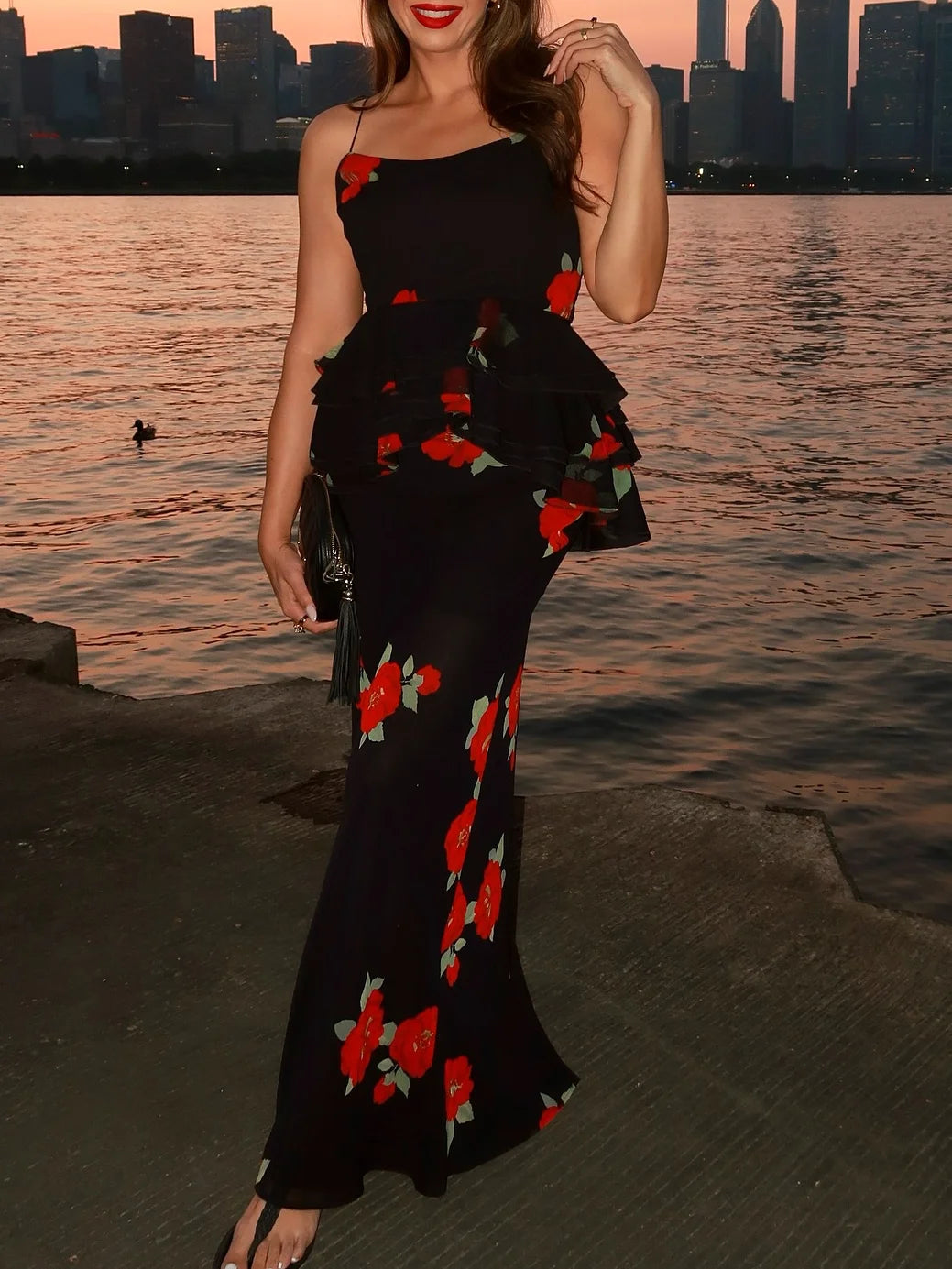 Elegantes Maxikleid mit roten Rosen – Schwarzes Blumenkleid mit Peplum